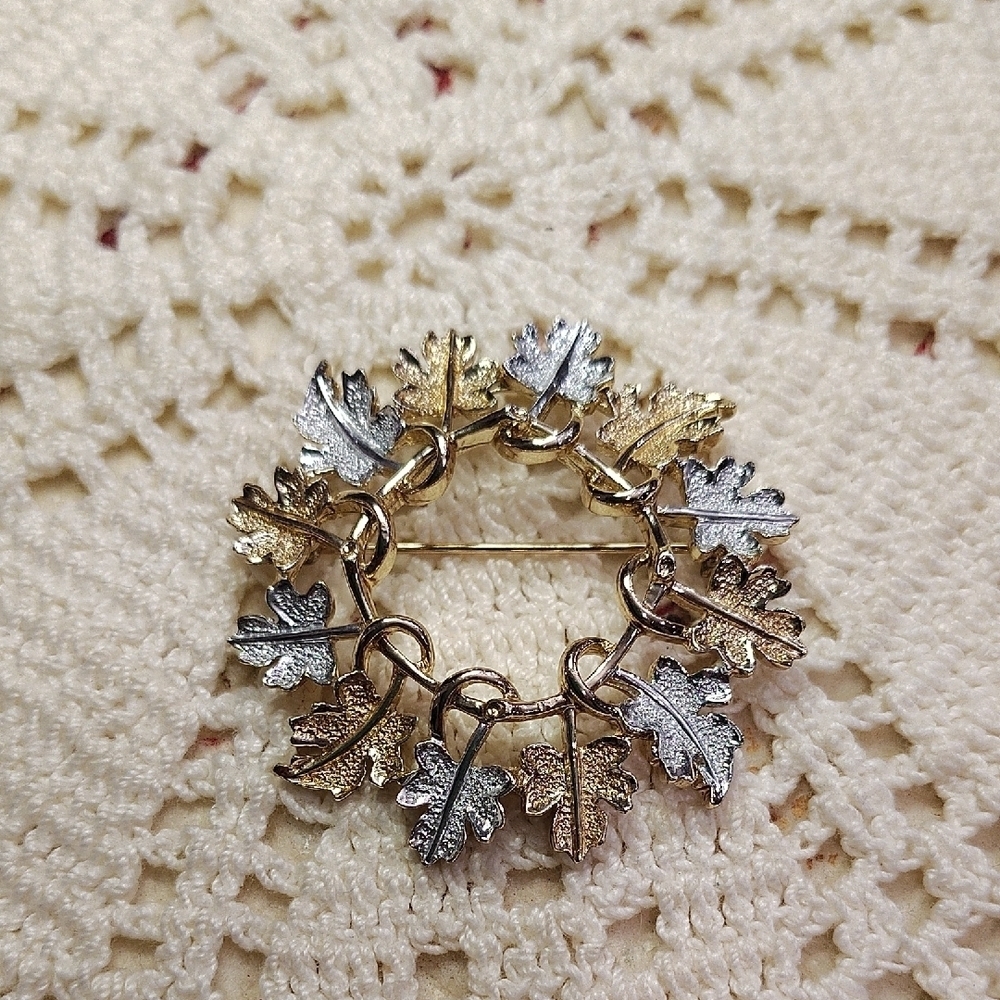 Vintage Silvertone Goldtone SARAH COVENTRY Garland Wreath Oak Leaves Brooch Pin